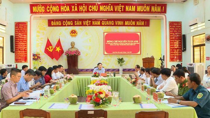 Phó Chủ tịch UBND tỉnh Nguyễn Tuấn Anh làm việc với lãnh đạo phường Hoài Nhơn Tây. Ảnh: Phi Long