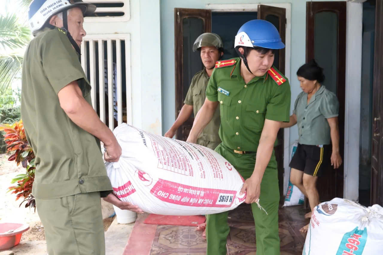 Hỗ trợ bà con Nhân dân thu thập mùa màng trước khi bão đổ bộ