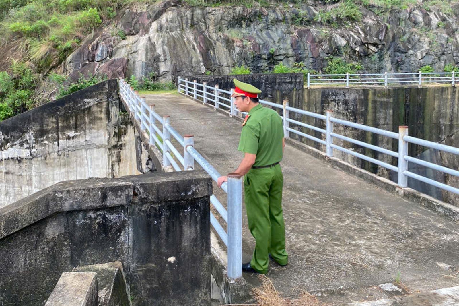 Đồng chí Trung tá Trương Thanh Lâm - Trưởng Công an phường khảo sát các khu vực hồ chứa nước